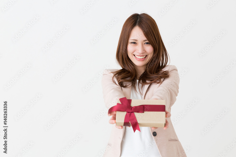 プレゼントを持つ女性 プレゼントを持つ女性