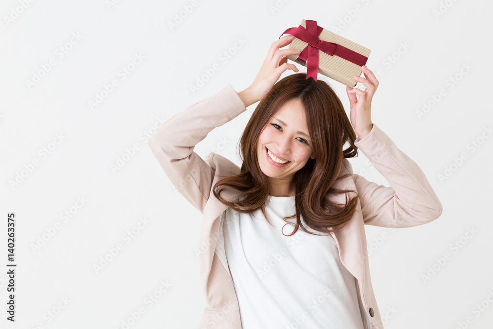 Fototapeta premium プレゼントを持つ女性