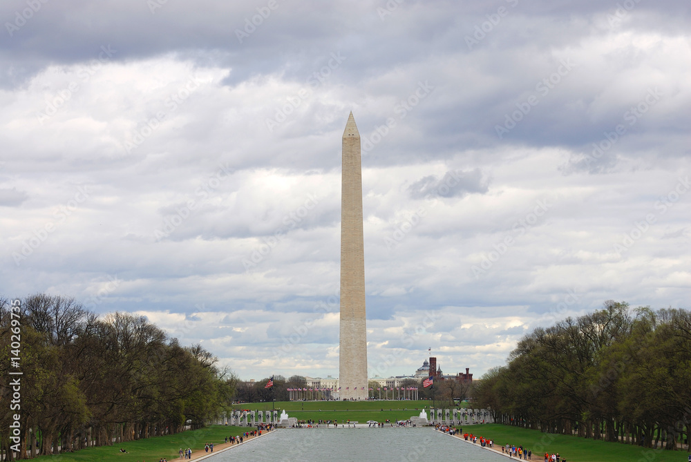 Washington monument in cloudy day