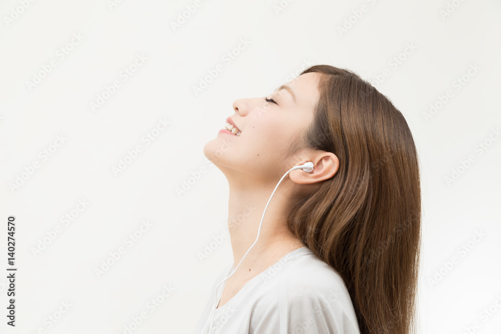音楽を聴いている若い女性 音楽を聴いている若い女性