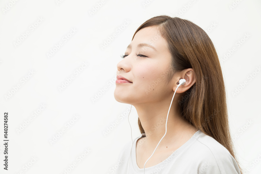 音楽を聴いている若い女性