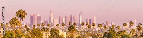 Fotografiet Downtown Los Angeles and Palm Trees at Sunset