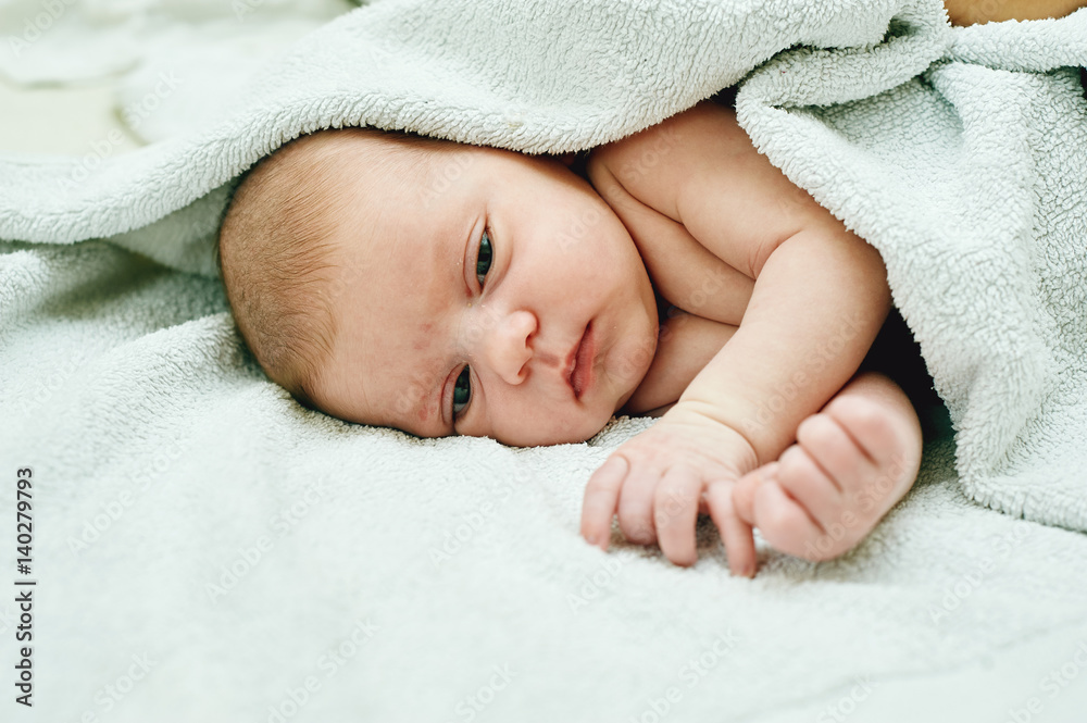 Obraz premium The newborn child little girl lying on the bed.