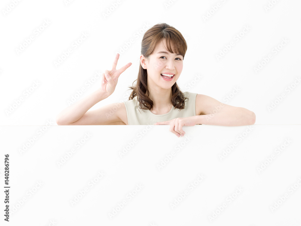 メッセージボードを持つ女性 メッセージボードを持つ女性