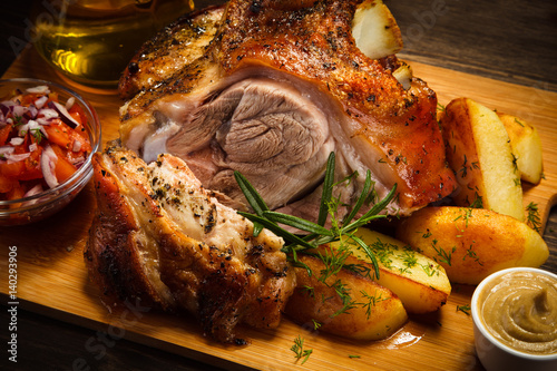 Bilde på lerret Roast knuckle on cutting board