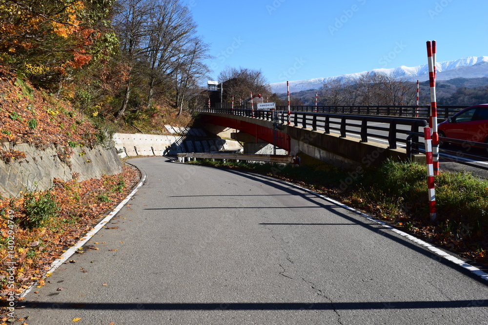 Fototapeta premium 山岳道路
