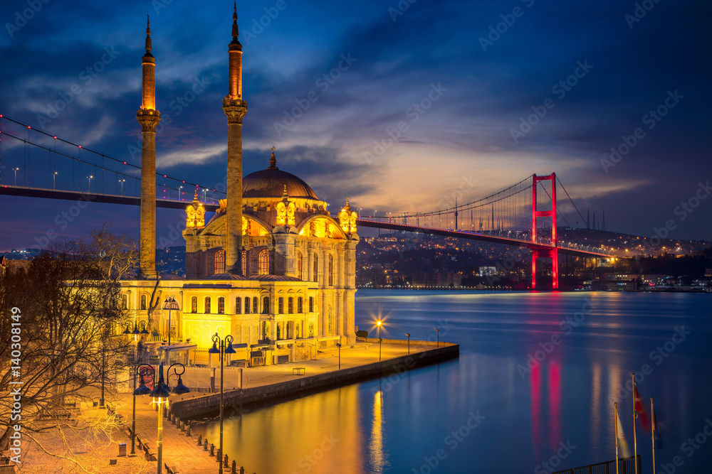 Naklejka premium Stambuł. Obraz meczetu Ortakoy z mostem Bosfor w Stambule podczas godziny zmierzchu niebieski.