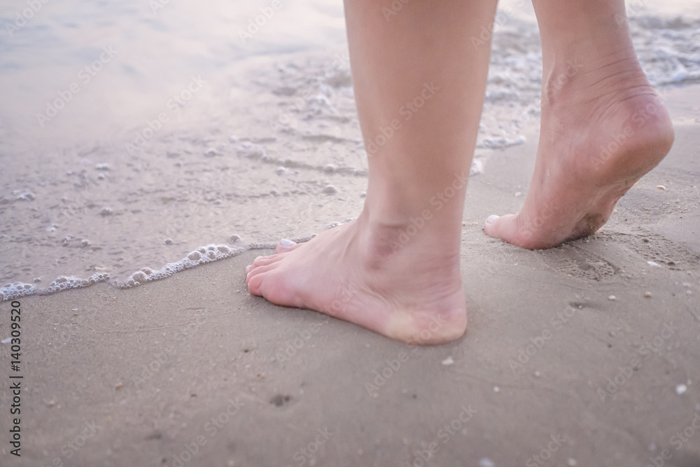 Toe Foot touches the sea on the beach At the time of sunset . young business woman relaxing are happy at work Concept . Toe Foot touches the sea on the beach At the time of sunset . young business woman relaxing are happy at work Concept .