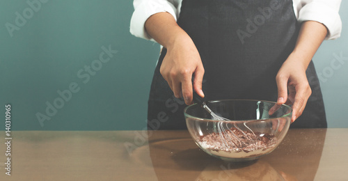 Foto Woman chief preparing for bakery. Copy space.