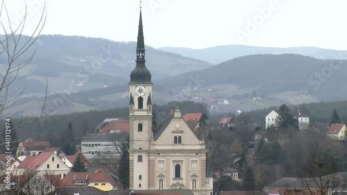 Die Pfarrkirche Hl. Peter und Paul in Pischelsdorf am Kulm in der Oststeiermark (Kamerazoomfahrt) photo