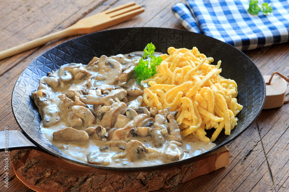 Rahmgeschnetzeltes mit Spätzle Stock-Foto | Adobe Stock