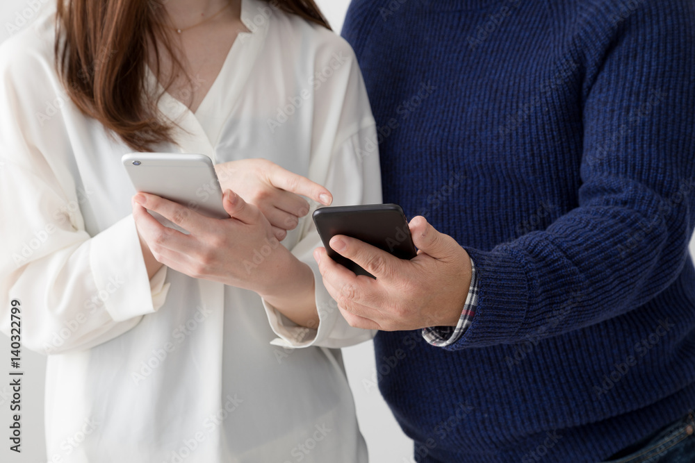 娘にスマートフォンの説明を受ける父親、親子、 娘にスマートフォンの説明を受ける父親、親子、