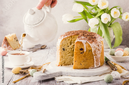 Canvas Print Sliced easter orthodox sweet bread, kulich with white tulips