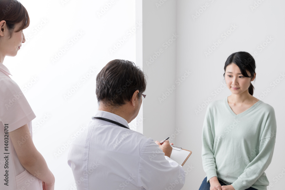 診察をする医者と患者