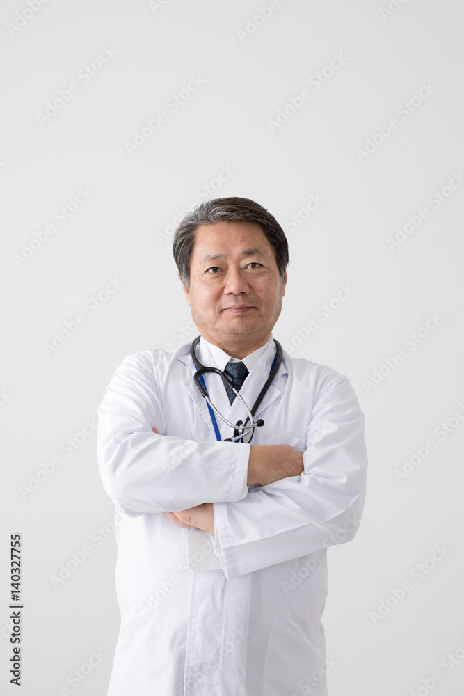 腕組みをする医者、中年男性 腕組みをする医者、中年男性