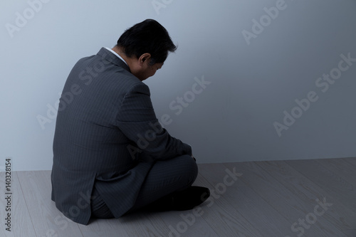 絶望したビジネスマン、中年男性 © aijiro