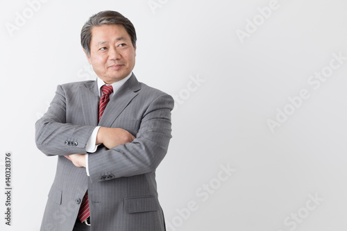 腕を組むビジネスマン 考える 悩む 中年男性 Stock Photo Adobe Stock 腕を組むビジネスマン 考える 悩む 中年男性 Stock Photo Adobe Stock