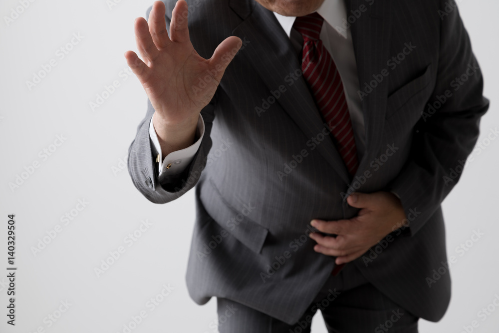 Obraz premium 腹が痛いビジネスマン、中年男性