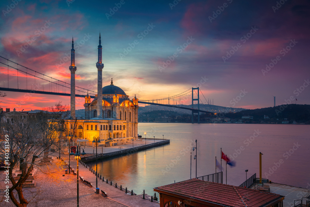 Obraz premium Stambuł. Obraz meczetu Ortakoy z mostem Bosfor w Stambule podczas pięknego wschodu słońca.