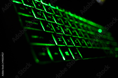 Konstfotografi the green fluorescent computer keyboard