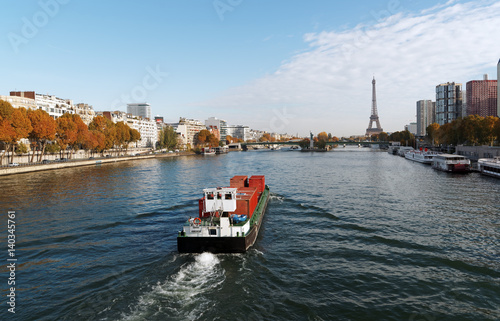 péniche sur la Seine à Paris