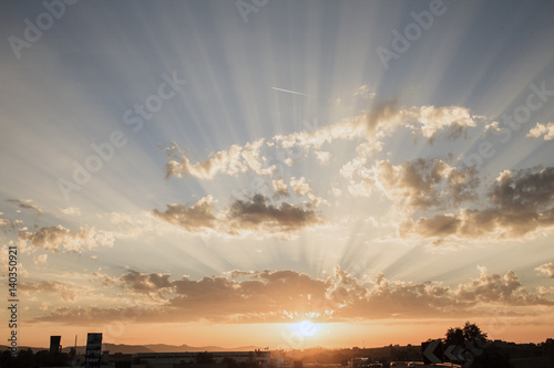 Un tramonto a Roma. Raggi tra le nuvole, luce incredibile.