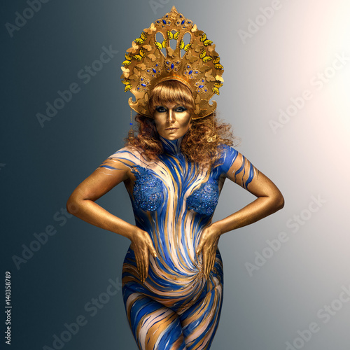 Fotografía Fashionable redhead pregnant woman with kokoshnik and abstract body art in shade