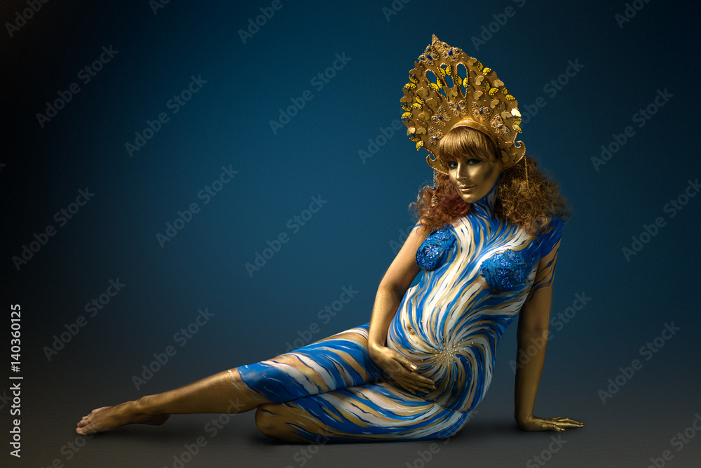 Φωτογραφία Fashionable redhead pregnant woman with kokoshnik and abstract body art in shade