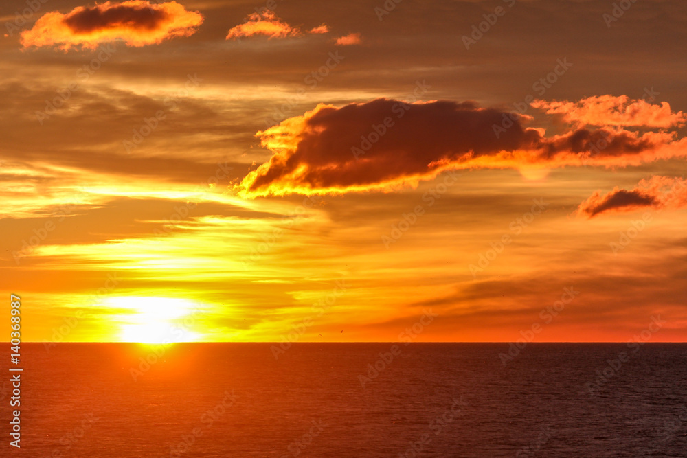 Fototapeta premium Amanecer nuboso en la costa