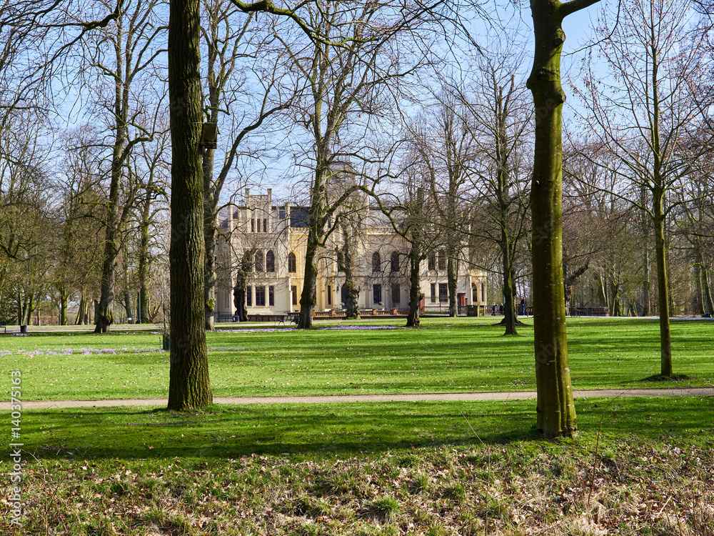 Die Evenburg in der Kleinstadt Leer in Ostfriesland, eine Burg mit Parkanlage, die Burg hat rundherum einen Burggraben.