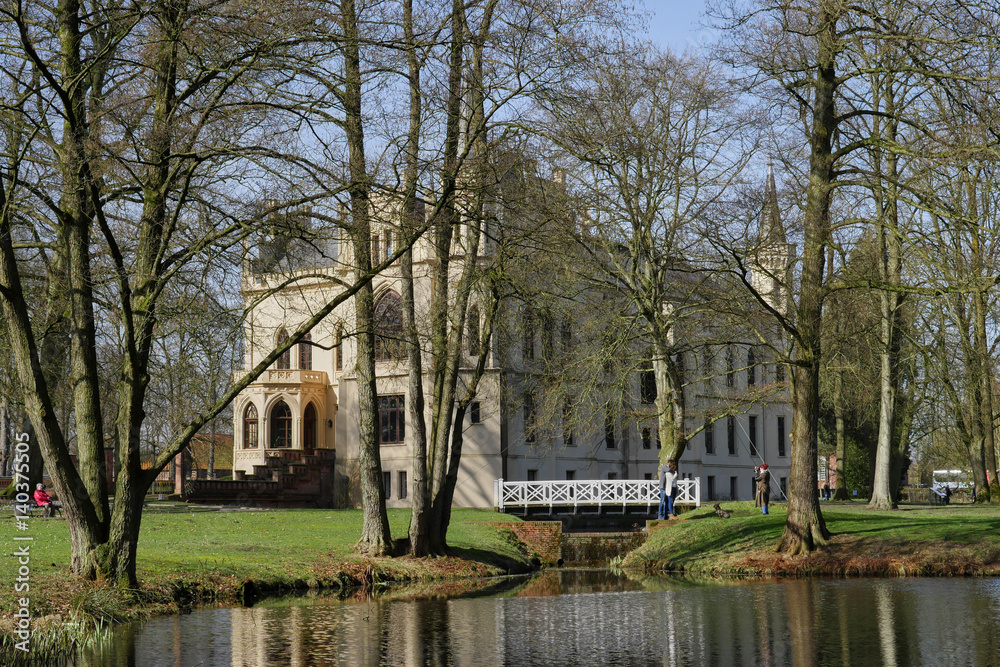 Die Evenburg in der Kleinstadt Leer in Ostfriesland, eine Burg mit Parkanlage, die Burg hat rundherum einen Burggraben. Die Evenburg in der Kleinstadt Leer in Ostfriesland, eine Burg mit Parkanlage, die Burg hat rundherum einen Burggraben.