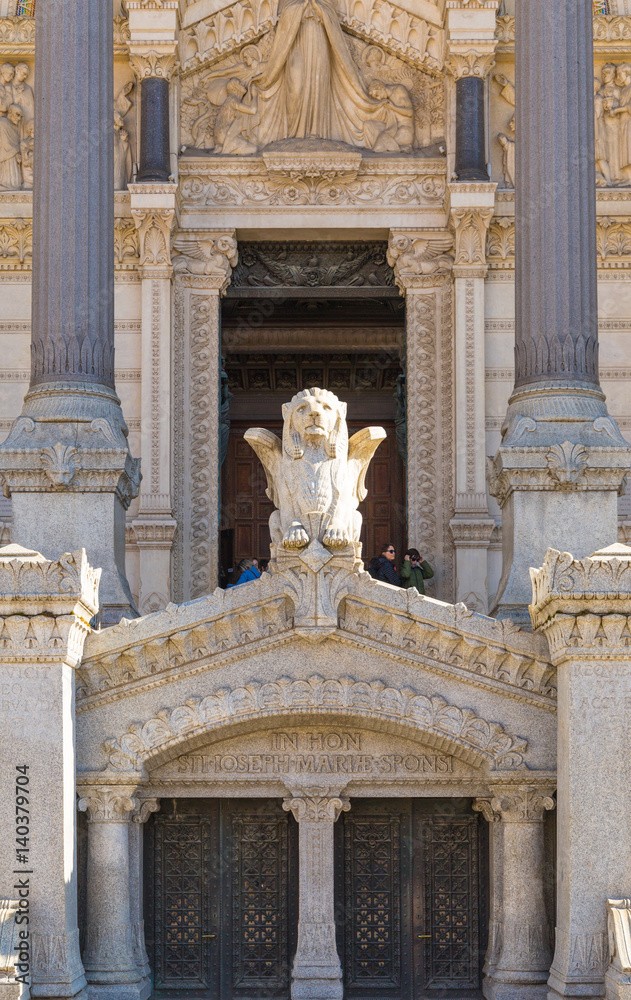 Obraz premium Part of basilica Notre Dame, lion sculpture