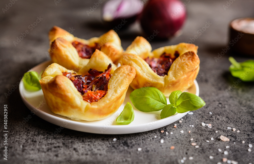 Red onion and sun-dried tomato mini tartlets Red onion and sun-dried tomato mini tartlets