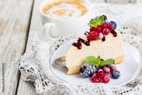 Cheesecake with berries and mint