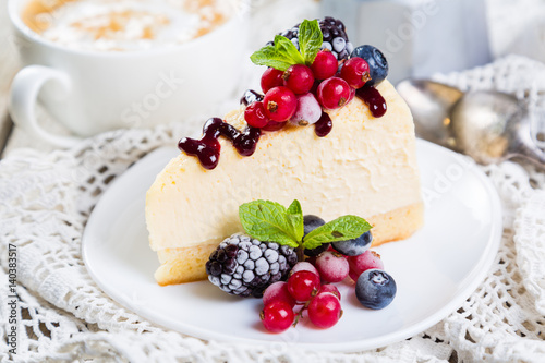 Cheesecake with berries and mint