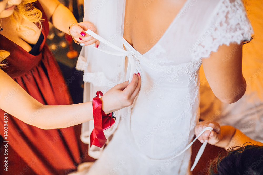 Obraz premium Bride and bridesmaids during the wedding preparations in hotel room. 