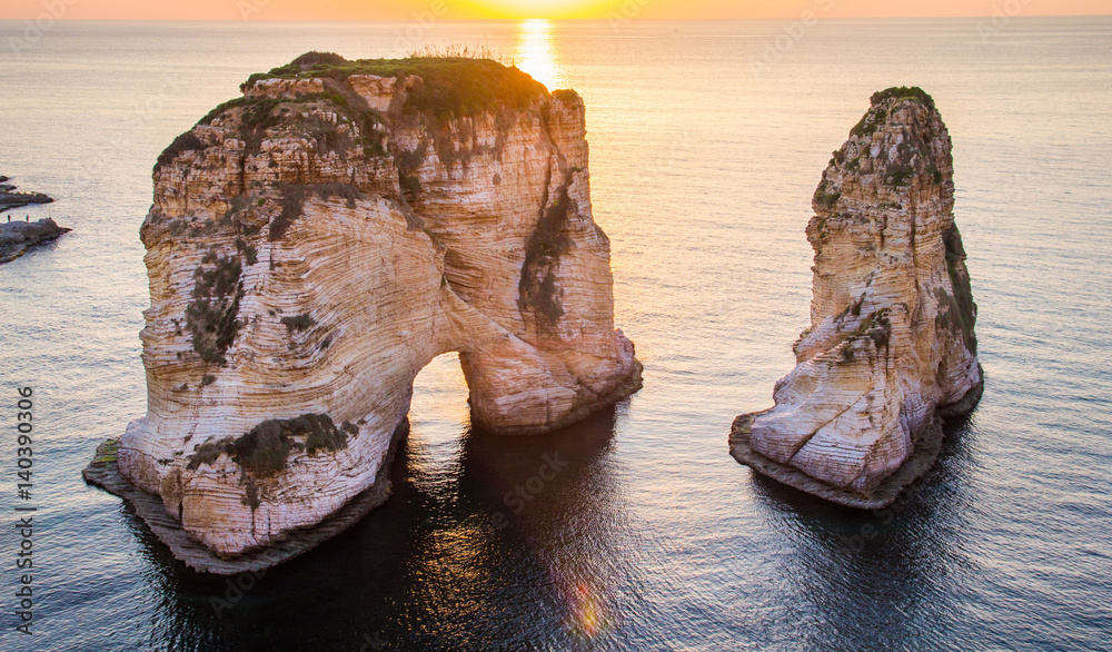 Fototapeta premium Beirut Pigeon Rocks. Morze zachód tło.