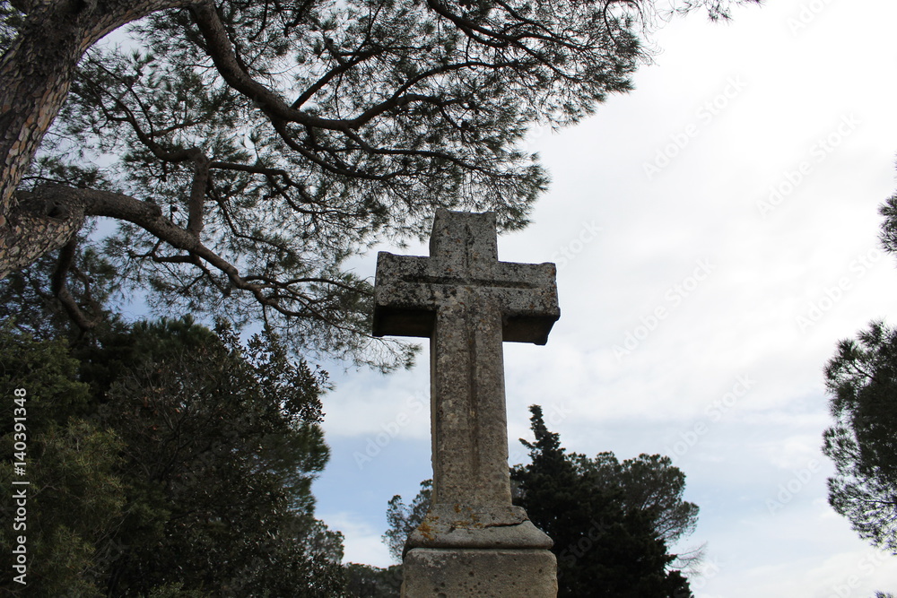 croix de cimetière tombe dans la nature
