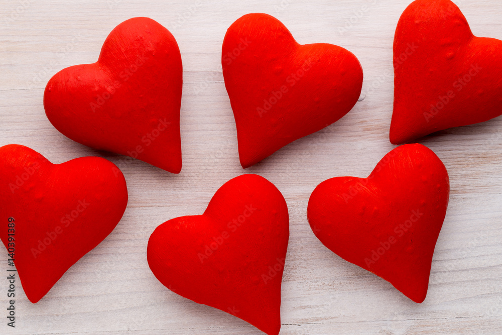 Obraz premium Red hearts the gray background. Valentine Day background.
