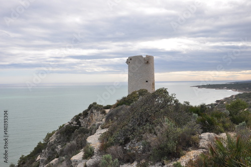 Torre defensiva sobre el Mediterráneo
