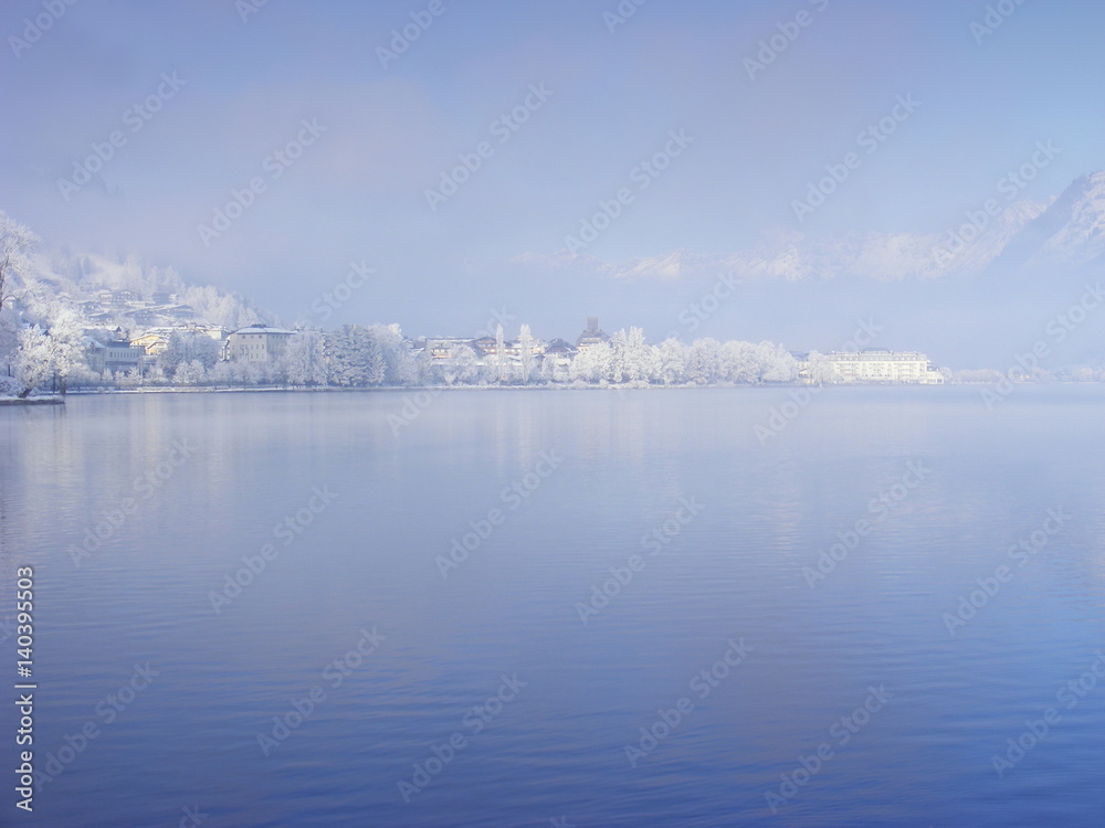 Blick von Schüttdorf nach Zell am See im Winter bei leichtem Nebel