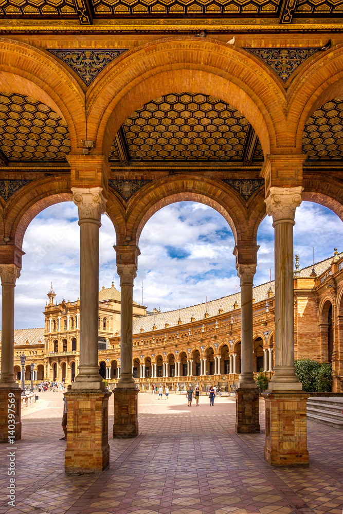 Säulengang am Palacio Central auf dem Plaza de España in Sevilla