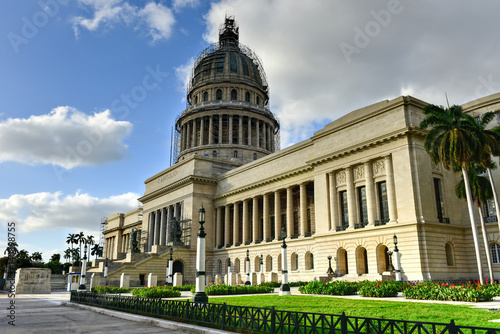 National Capital Building - Havana, Cuba © demerzel21