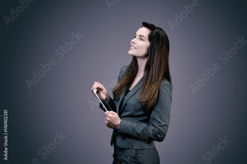Portrait d'une jeune femme d'affaires souriante, une tablette tactile dans ses mains