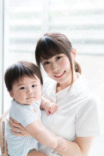 赤ちゃんと女性看護師