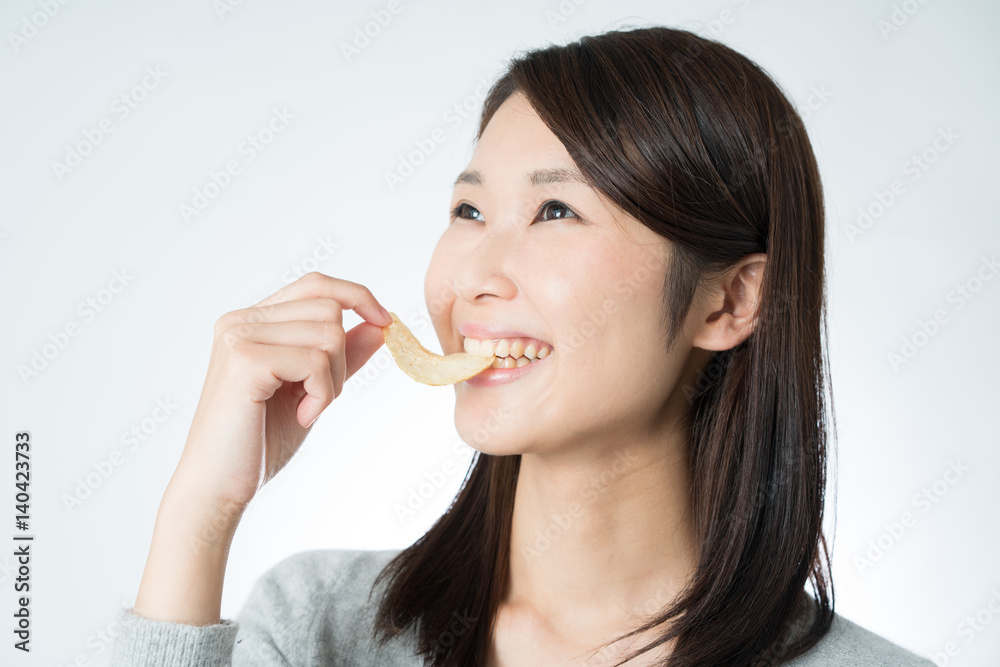 ポテトチップスを食べる女性 ポテトチップスを食べる女性