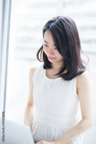 パソコンを使う女性 Free Download パソコンを使う女性 - GFXLoad