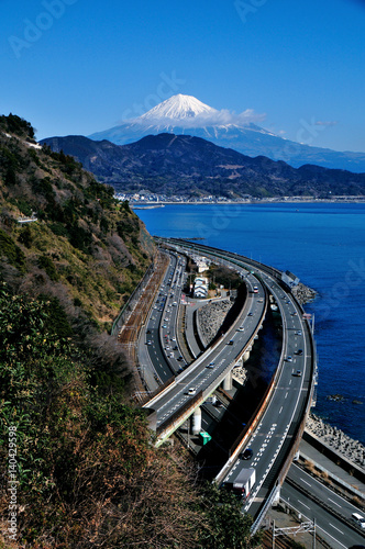 静岡県静岡市 薩埵峠からの富士と東名高速道路