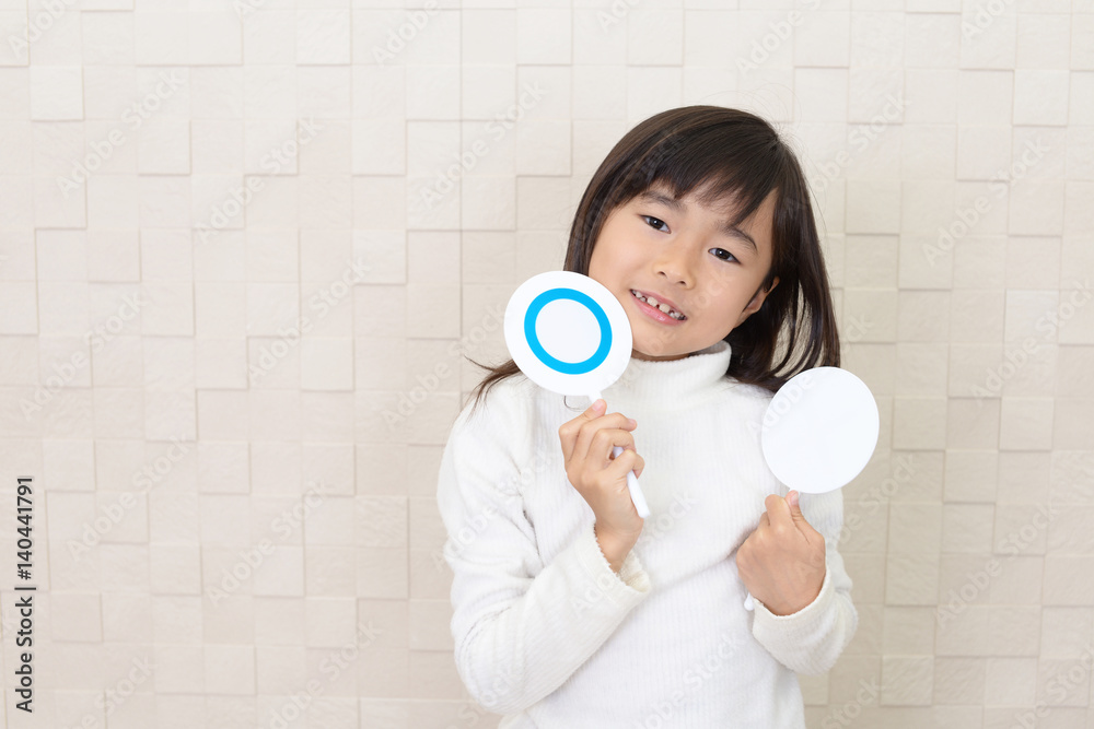 判定する女の子