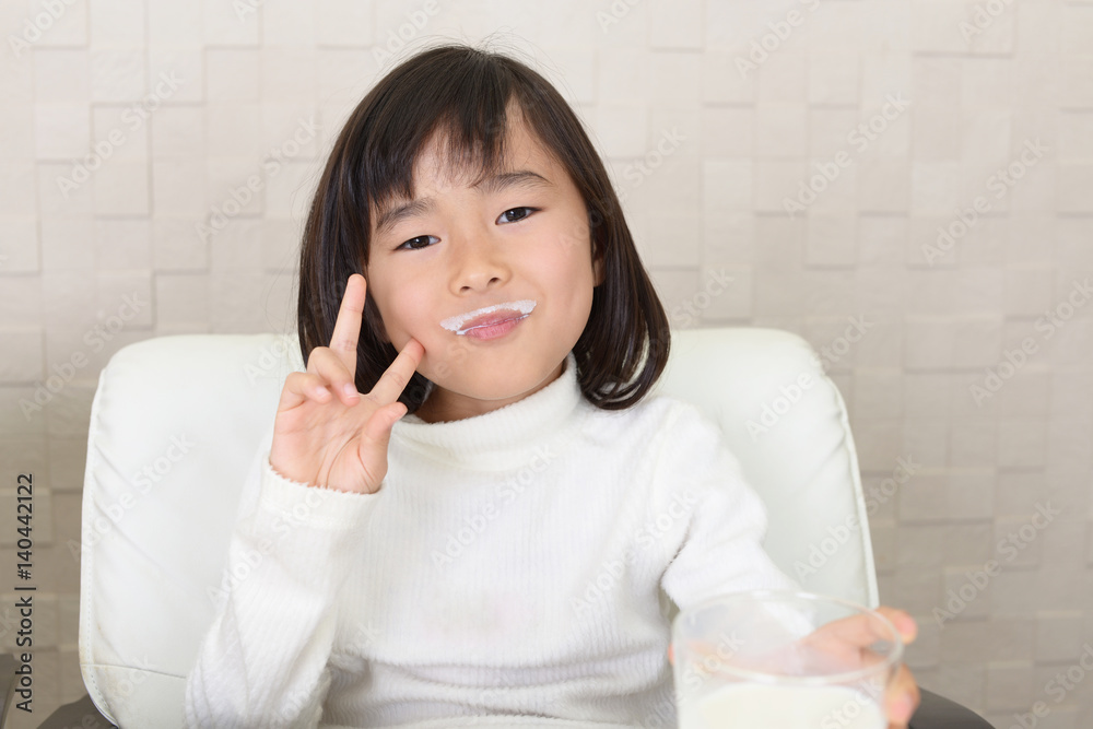 牛乳を飲む笑顔の女の子 牛乳を飲む笑顔の女の子